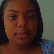 Profesora de la primera infancia inparte clases para niños de edades entre 5 a 12 años